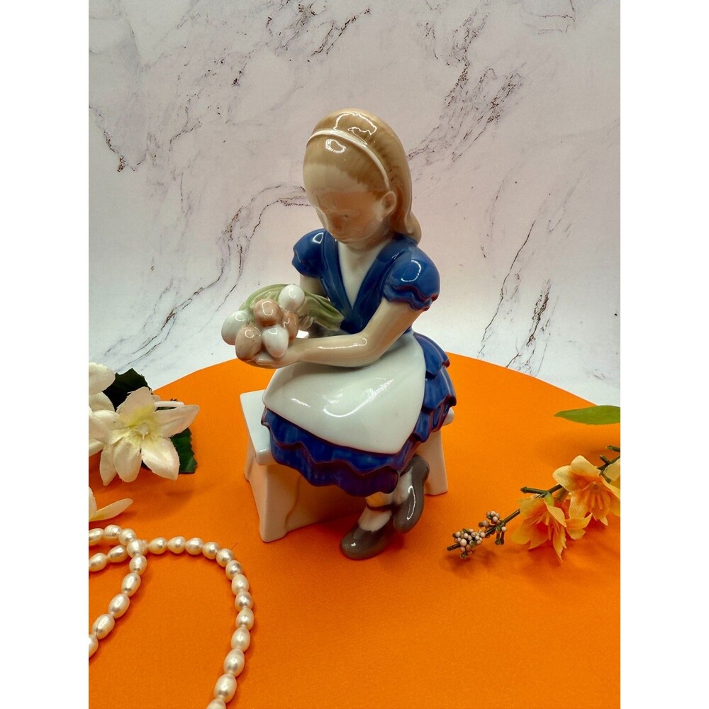 Copenhagen B&G Bing & Grondahl Ida's Flowers Girl W Tulips 2298 Figurine.‎ Mint